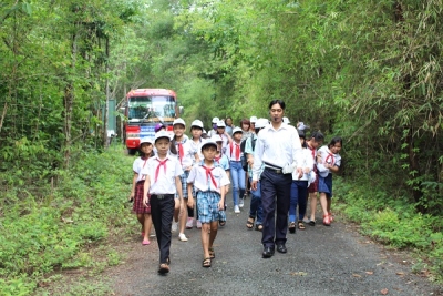 Đoàn TNCS Hồ Chí Minh huyện tổ chức cho các em thiếu nhi Hớn Quản về nguồn tại Lộc Ninh.