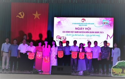 Ban Tổ chức trao tặng cờ lưu niệm cho các Đoàn về tham dự ngày hội.
