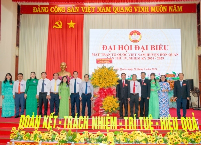 Các đồng chí lãnh đạo tỉnh, huyện chụp hình lưu niệm tại Đại hội.