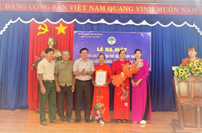 Ông Nguyễn Anh Tuấn - Phó Chủ tịch UBND xã trao quyết định thành lập Câu lạc bộ. Ảnh: UBND xã An Phú.