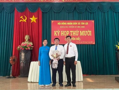 Tân Chủ tịch UBND xã Nguyễn Thế Hoàng ra mắt nhận nhiệm vụ. Ảnh: Trịnh Thế Sơn.