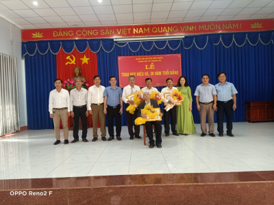 Các đồng chí lãnh đạo huyện, xã chụp hình lưu niệm cùng các đồng chí nhận huy hiệu 65 năm, 30 năm tuổi Đảng tại Đảng bộ xã Thanh An