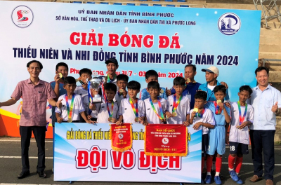 Đội U11 huyện Hớn Quản xuất sắc giành cúp vô địch giải bóng đá thiếu niên và nhi đồng tỉnh Bình Phước năm 2024. Ảnh: Trung tâm VH - TT huyện Hớn Quản.