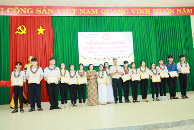 HỚN QUẢN 140 HỌC SINH, GIÁO VIÊN TUYÊN DƯƠNG KHEN THƯỞNG, ĐẠT THÀNH TÍCH XUẤT SẮC NĂM HỌC 2024