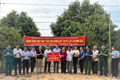 Bàn giao Công trình đèn đường “thắp sáng đường quê” tại ấp 2, tổ 02 xã Minh Tâm. Ảnh: Hội nông dân xã Minh Tâm.