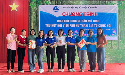 Hội LHPN huyện tặng quà cho các chị em tham gia các phần thi có giải tại chương trình. Ảnh: Hội LHPN huyện.