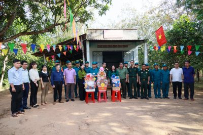 LÃNH ĐẠO BỘ CHỈ HUY QUÂN SỰ TỈNH, HUYỆN HỚN QUẢN THĂM VÀ CHÚC TẾT 2 CHỐT DÂN QUÂN THƯỜNG TRỰC