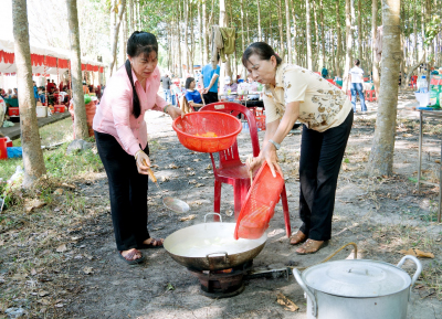 BỮA CƠM NGHĨA TÌNH TIẾP SỨC TÂN BINH NGÀY LÊN ĐƯỜNG