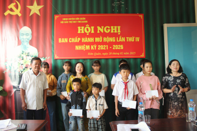 TRAO HỌC BỔNG CHO HỌC SINH CÓ HOÀN CẢNH KHÓ KHĂN, TỔNG KẾT HOẠT ĐỘNG HỘI BẢO TRỢ NKT – TMC  VÀ BNN HUYỆN HỚN QUẢN