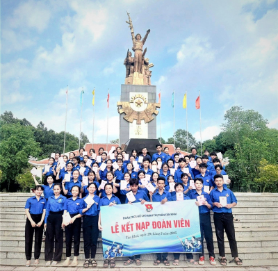 57 bạn thanh niên ưu tú được kết nạp Đảng tại Di tích Chiến thắng chốt chặn Tàu Ô. Ảnh: Đoàn TNCS Hồ Chí Minh thị trấn.