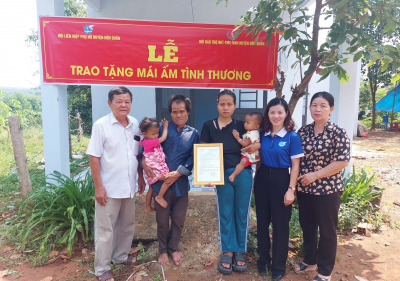 Trao tặng nhà đại đoàn kết cho ông Điểu Son.
