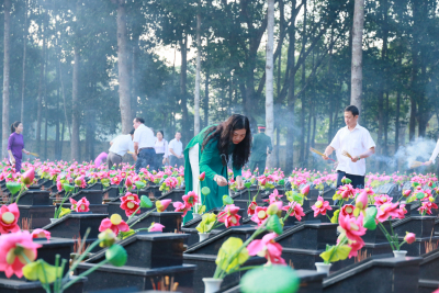 HUYỆN ỦY - HĐND - UBND - UBMTTQ HUYỆN HỚN QUẢN VIẾNG NGHĨA TRANG LIỆT SỸ NHÂN DỊP KỶ NIỆM 50 NĂM NGÀY GIẢI PHÓNG HOÀN TOÀN MIỀN NAM, THỐNG NHẤT ĐẤT NƯỚC