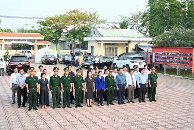 TRƯỞNG BAN TUYÊN GIÁO VÀ DÂN VẬN TRUNG ƯƠNG DÂNG HƯƠNG TƯỞNG NIỆM TẠI TƯỢNG ĐÀI CHIẾN THẮNG CHỐT CHẶN TÀU Ô