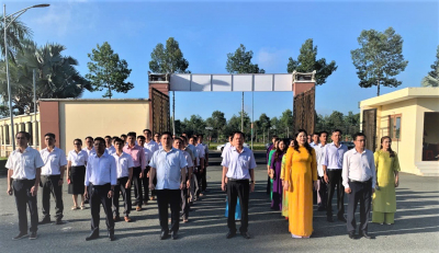 Các đại biểu thực hiện nghị thức chào cờ. Ảnh: Văn Sinh.