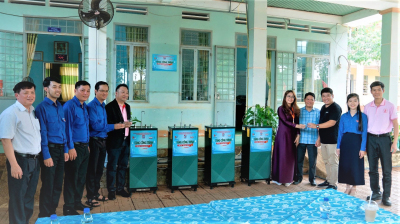Các đơn vị phối hợp đã bàn giao công trình nước sạch cho Trường Tiểu học và THCS An Phú, huyện Hớn Quản.