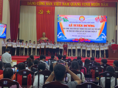 LỄ TUYÊN DƯƠNG HỌC SINH, GIÁO VIÊN CÓ THÀNH TÍCH XUẤT SẮC TIÊU BIỂU NĂM HỌC 2024 – 2025 VÀ TRAO HỌC BỔNG QUỸ HỖ TRỢ ĐINH THIỆN LÝ NĂM 2025