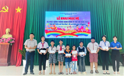 Lãnh đạo thị trấn Tân Khai tặng quà cho các em thiếu nhi có hoàn cảnh khó khăn. Ảnh: TT Tân Khai.