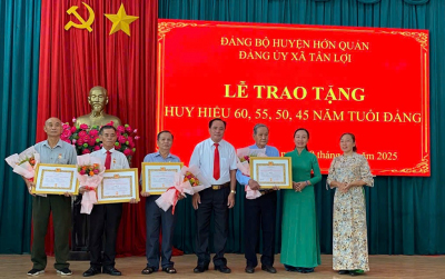 Đảng ủy xã Tân Lợi trao tặng huy hiệu đảng  đợt 19/5 cho 04 đảng viên. Ảnh: Xã Tân Lợi.