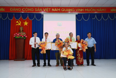 XÃ THANH AN LỄ TRAO HUY HIỆU 60, 55, 50, 45, 30 TUỔI ĐẢNG