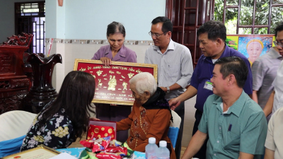 Bí thư Huyện ủy làm trưởng đoàn đã đi thăm tặng quà chúc thọ cho các cụ tròn 100 tuổi và tròn 90 tuổi