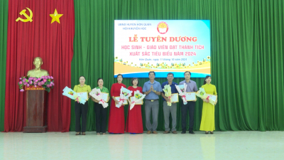 Hớn Quản tổ chức lễ tuyên dương thưởng, cho 140 học sinh, giáo viên đạt thành tích xuất sắc