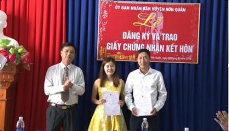 Vũ Long Sơn Phó CT UBND huyện Trao giấy Chứng nhận đăng ký kết hôn