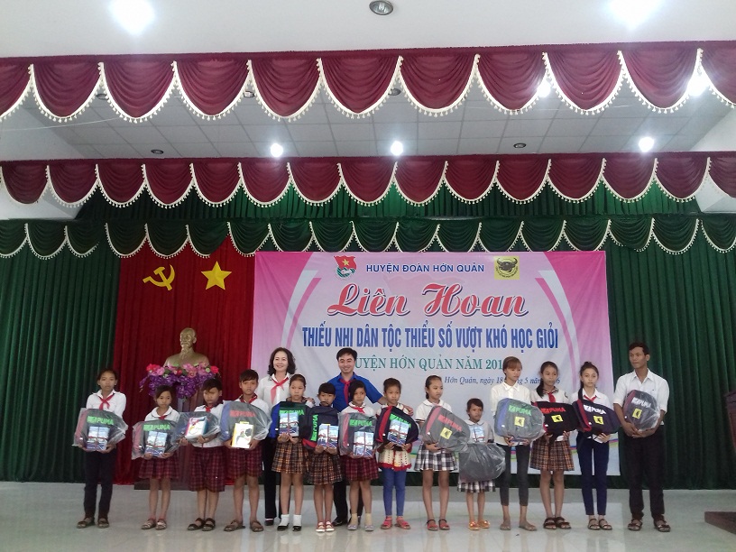 Đồng chí Trần Quốc Duy – PBT Tỉnh Đoàn và đồng chí Nguyễn Thị Kim Ngọc – PBT TT Huyện ủy tặng quà cho các em thiếu nhi.