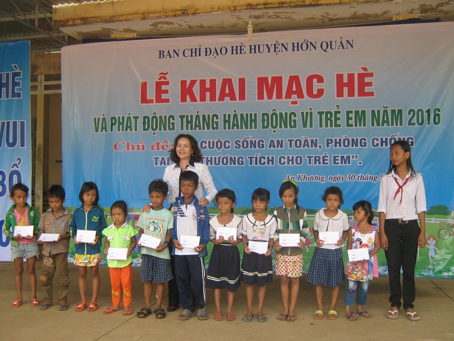 Cô Nguyễn Thị Kim Ngọc – PBT TT Huyện ủy trao quà cho các em thiếu nhi khó khăn học giỏi xã An Khương.