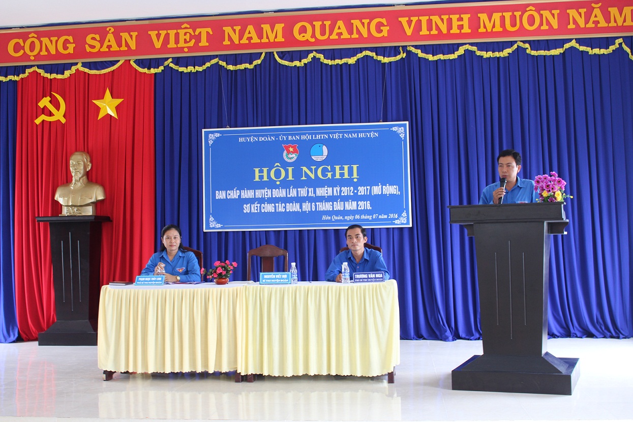Đồng chí Nguyễn Viết Đợi - Bí thư Huyện Đoàn phát biểu khai mạc hội nghị.
