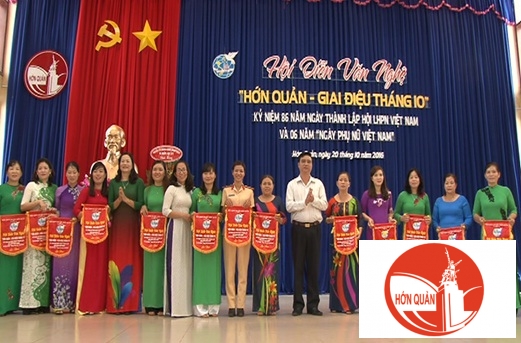 Ông Vũ Long Sơn, PCT UBND huyện tặng cờ lưu niệm các đội tham gia hội diễn văn nghệ