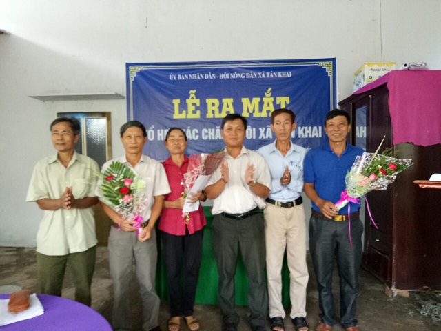 Đồng chí Võ Ngọc Khánh – CT UBND xã tặng hoa cho BCH Tổ hợp tác chăn nuôi.