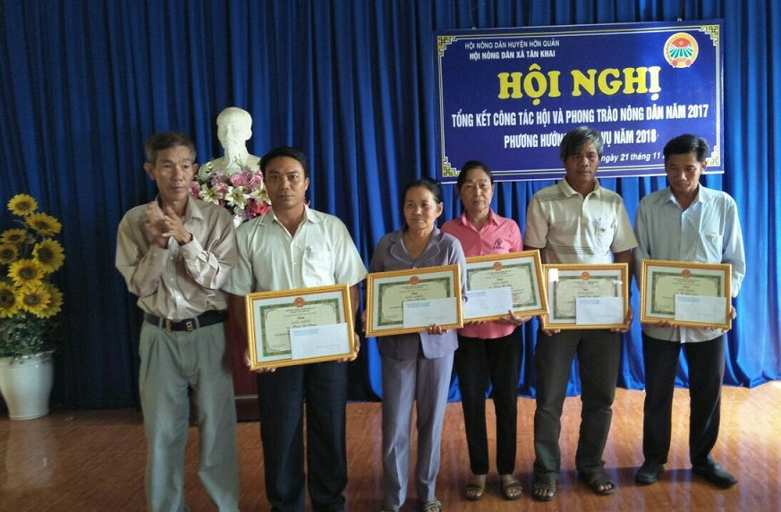 Đồng chí Nguyễn Anh Tuấn – Phó BT thường trực Đảng ủy trao giấy khen cho 2 tập thể