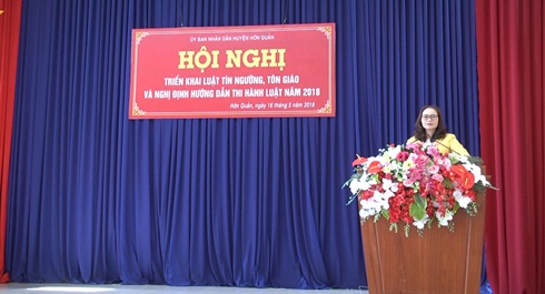bà Nguyễn Thị Kim Ngọc, Phó bí thư Thường trực Huyện ủy,  triển khai Luật tín ngưỡng, tôn giáo