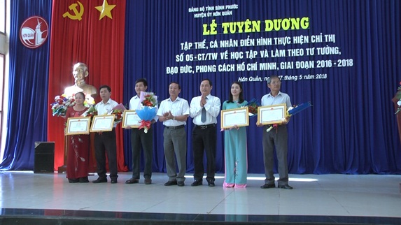 Tập thể có thành tích xuất sắc trong học tập và làm theo tư tưởng, đạo đức, phong cách Hồ Chí Minh đã được Huyện ủy khen thưởng.