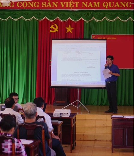 Ông Dương Văn Đông  – cán bộ Ngân hàng Chính sách xã hội huyện thực hiện tập huấn tại xã Thanh Bình
