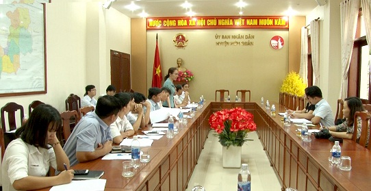Bà Phan Thị Kim Oanh – Phó Chủ tịch UBND huyện báo cáo công tác triển khai Hội thi Sáng tạo kỹ thuật huyện Hớn Quản lần V, năm 2018-2019.