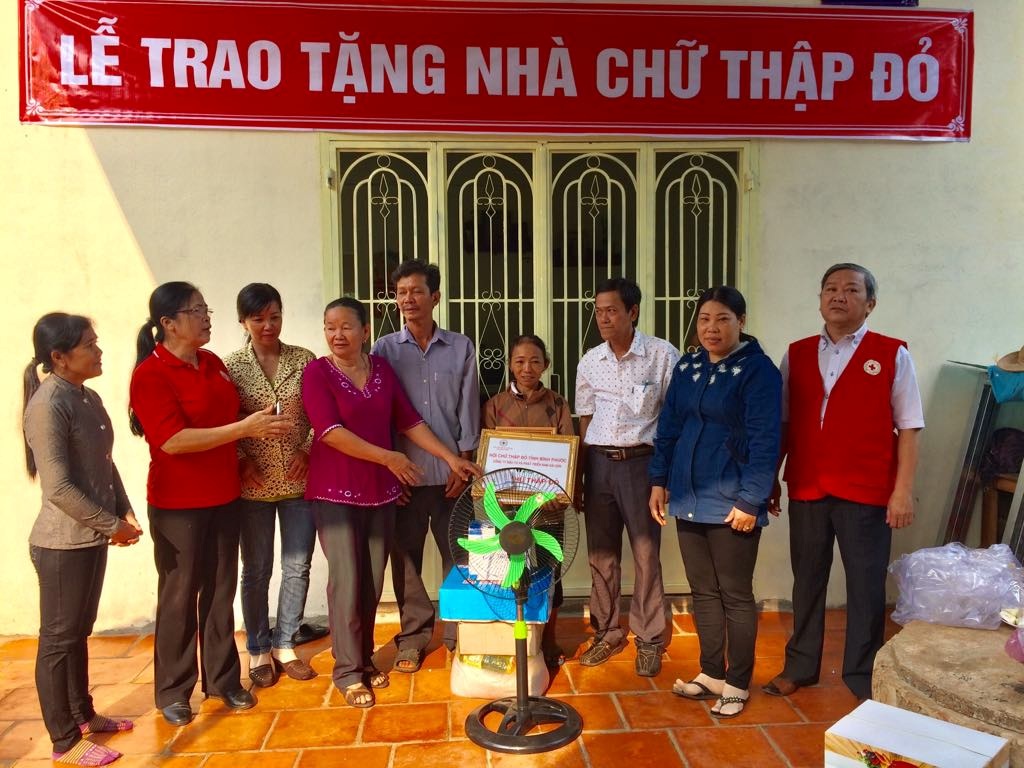 Hội Chữ thập đỏ huyện cùng nhà tài trợ trao nhà Chữ thập đỏ cho hộ nghèo xã Tân Hưng, huyện Hớn Quản.