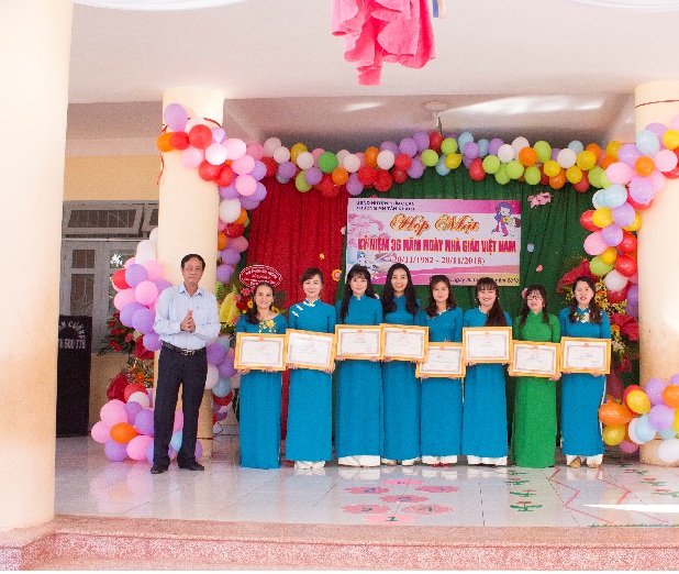 Chủ tịch UBND huyện Trịnh Minh Hoài, trao giấy khen cho các cá nhân có thành tích xuất sắc trong năm học 2017-2018 của trường mầm non Tân Khai B.