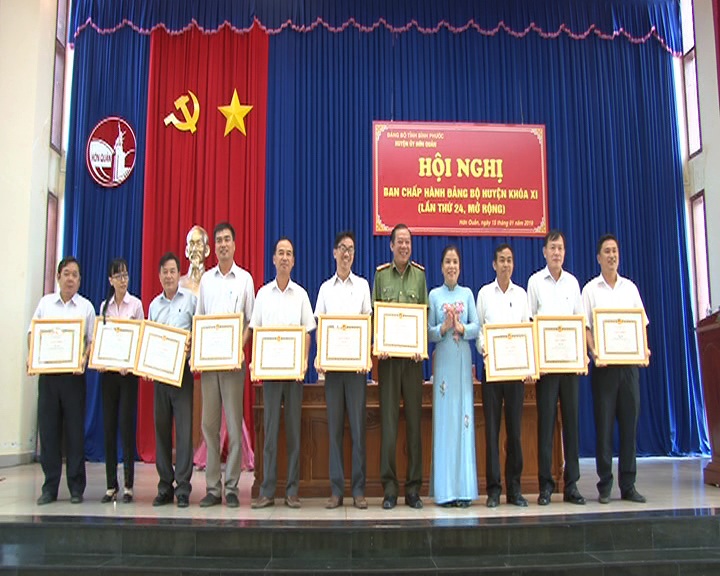 Bà Nguyễn Thị Xuân Hòa, bí thư huyện uỷ tặng giấy khen cho tập thể có thành tích xuất sắc trong công tác đảng năm 2018