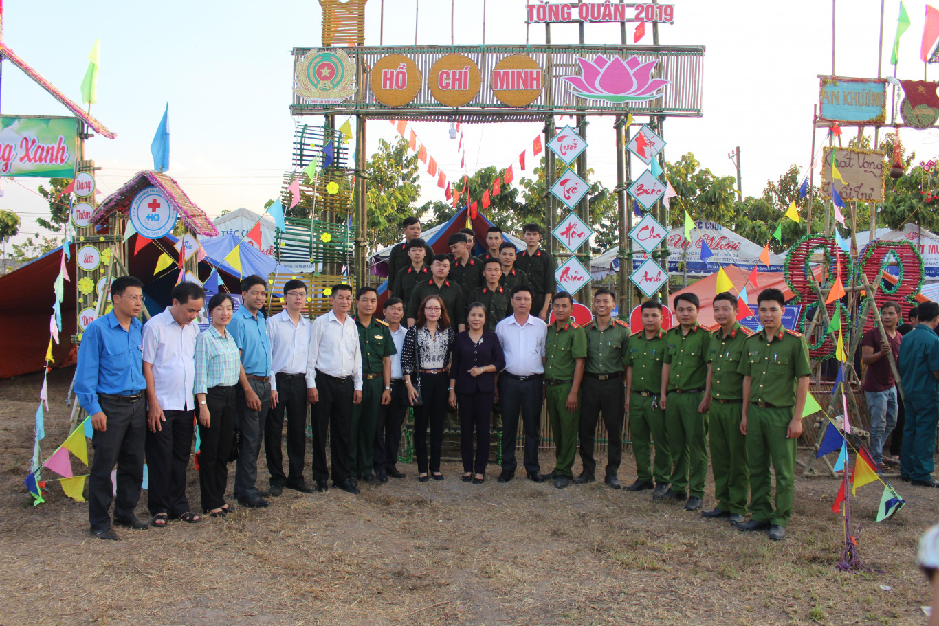 Đồng chí Nguyễn Thị Xuân Hòa - TUV, Bí thư Huyện ủy và đ/c Vũ Long Sơn - Phó Chủ tịch UBND huyện trao cờ lưu niệm cho các đơn vị tham gia hội trại.