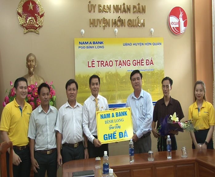 Ông Vũ Long Sơn, CT UBND huyện Hớn Quản tiếp nhận ghế đá Ngân hàng Nam Á trao tặng