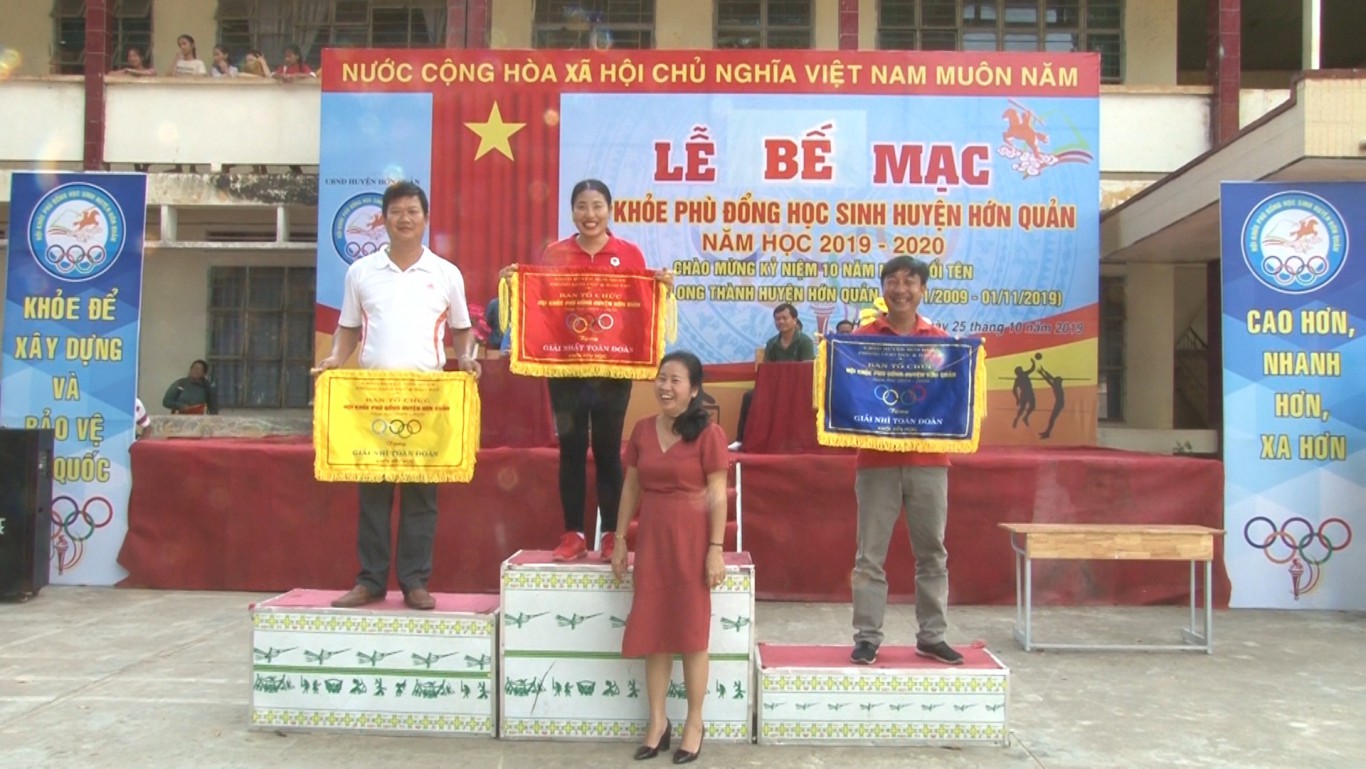 Bà Lê Thị Mỹ Linh, Trưởng phòng giáo dục – đào tạo huyện Hớn Quản trao giải nhất, nhì, ba toàn đoàn cho khối Tiểu học