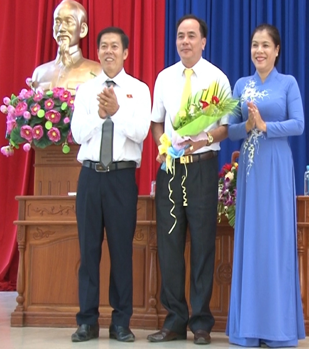 Bí thư Huyện ủy Nguyễn Thị Xuân Hòa, tặng hoa chúc mừng tân  Chủ tịch HĐND huyện