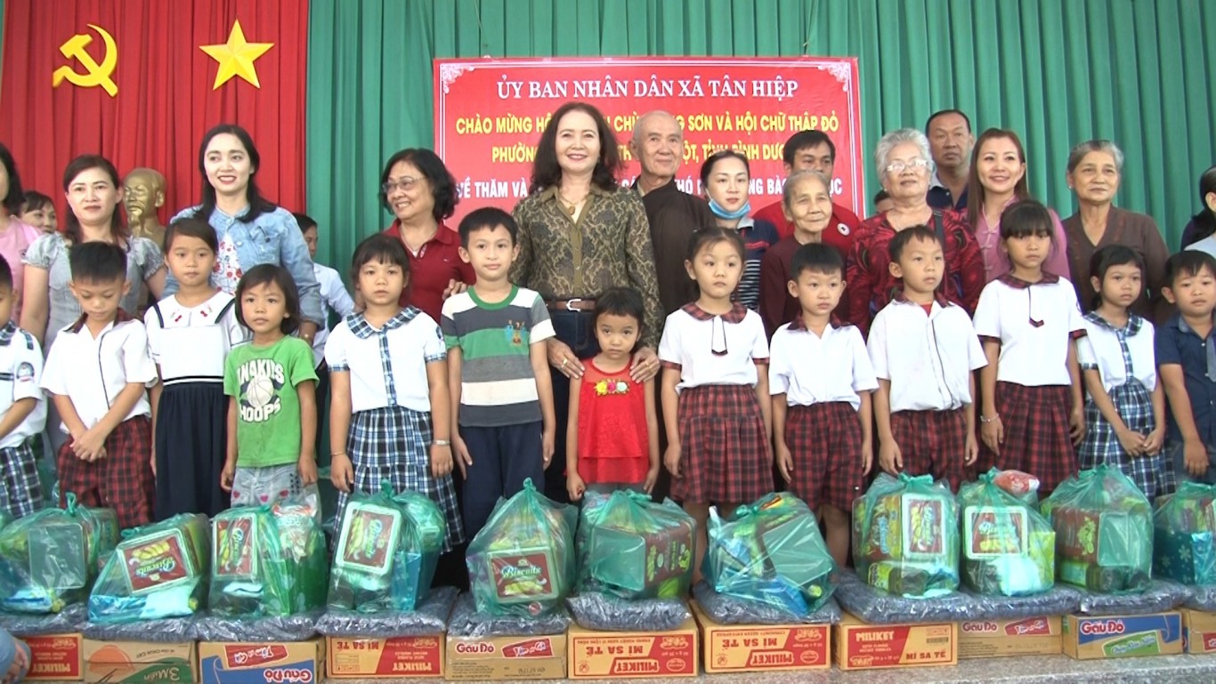 Đoàn trao quà cho học sinh có hoàn cảnh đặc biệt khó khăn trên địa bàn xã Tân Hiệp