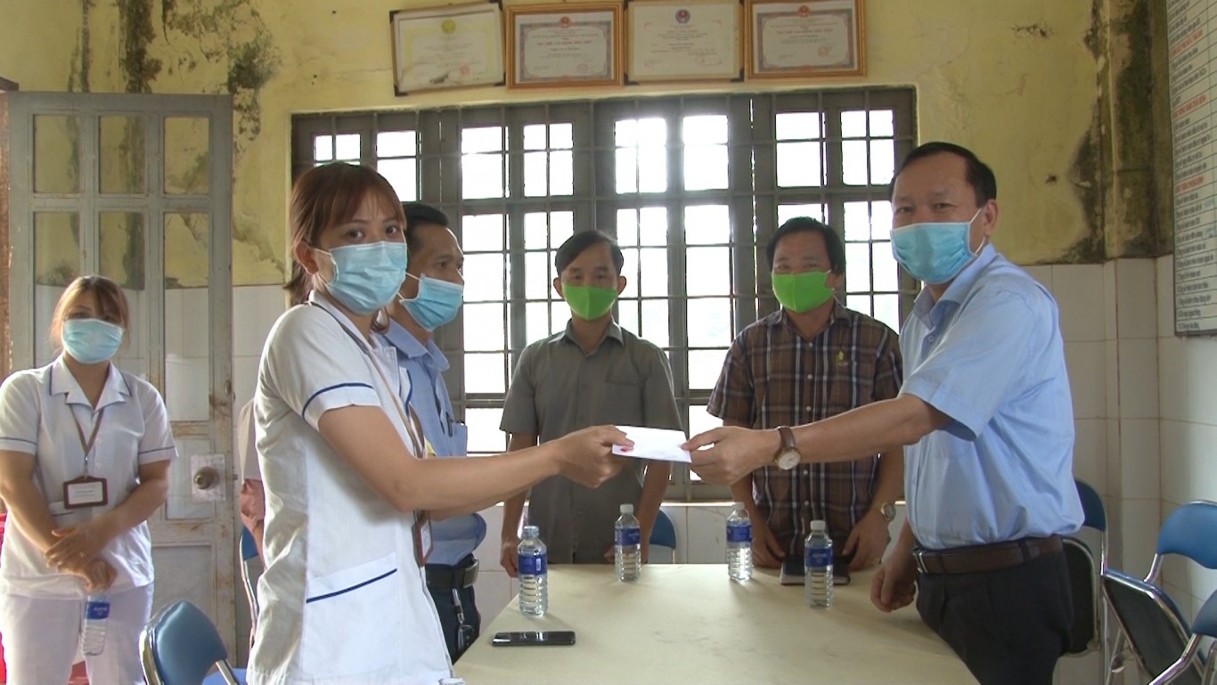 Phó CT UBND huyện Nguyễn Văn Hạ, trao tiền hỗ trợ cho nhân viên y tế xã Tân Quan về công tác chống phòng chống dịch Covid - 19