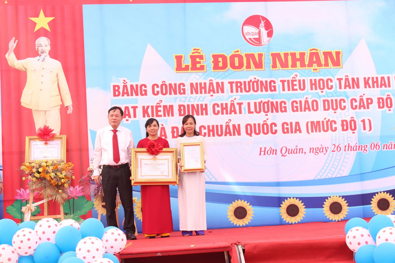 Ông Nguyễn Văn Hạ, Phó CT UBND huyện trao bằng công nhận cho Trường tiểu học Tân Khai B