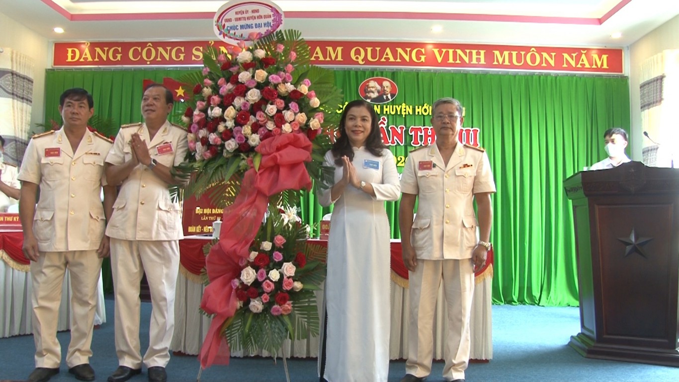 Nguyễn Thị Xuân Hòa, Tỉnh ủy viên, Bí thư Huyện ủy tặng hoa chúc mừng đại hội