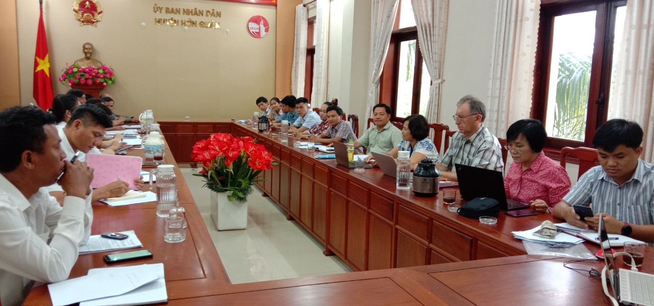 Chủ tịch UBND huyện Phan Thị Kim Oanh làm việc với Đoàn chuyên gia tư vấn về chính sách an toàn – Ngân hàng Châu Á (ADB)