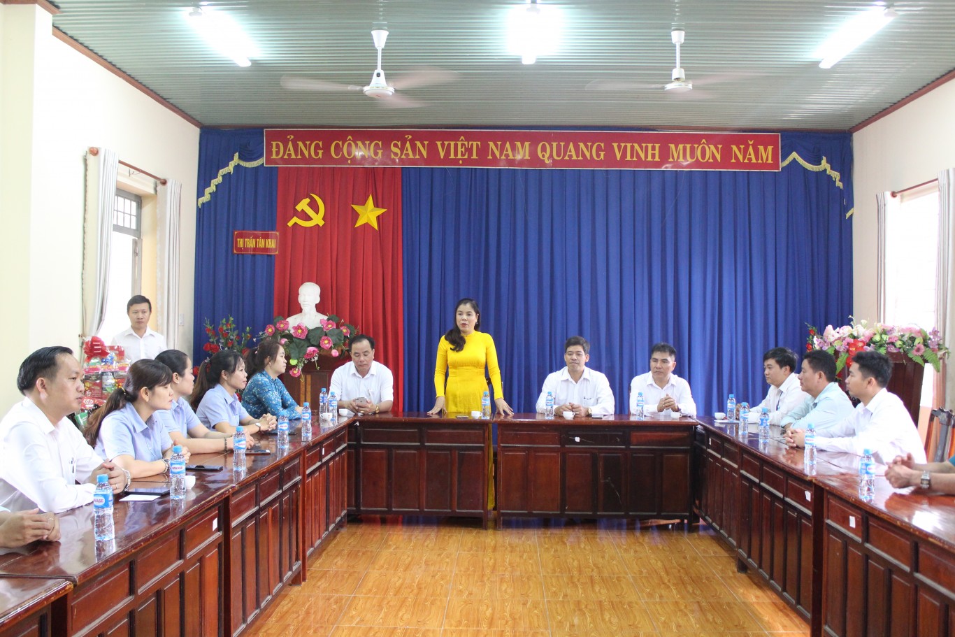 Lãnh đạo huyện Hớn Quản Thăm tặng quà chúc tết Đảng bộ nhân dân thị trấn Tân Khai