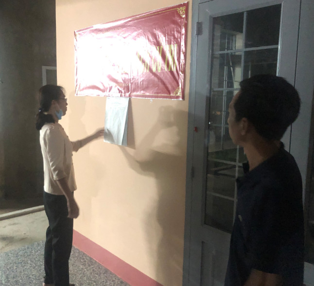 Đồng chí Phan Thị Kim Oanh,  chủ tịch UBND huyện  kiểm tra công tác chuẩn bị bầu cử